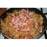 Пряный рис с креветками в рисовой бумаге 