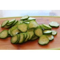 Как приготовить салат из листового салата и свежих огурцов