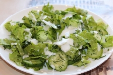 Салат из листового салата и свежих огурцов