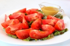 Листовой салат с помидорами