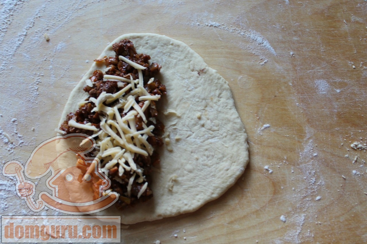 Кальцоне с мясом и грибами