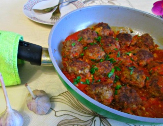 Фрикадельки по-итальянски с томатным соусом frikadelki.jpg